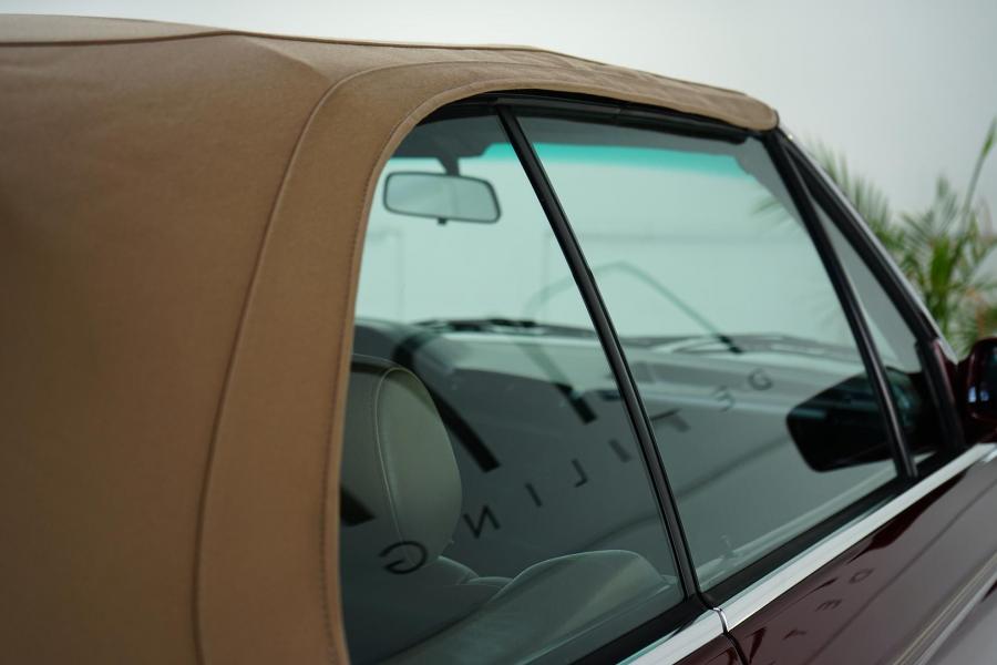 Детали экстерьера BMW 325i Convertible (Calypso Red) 1990 года  (фото 48 из 190)